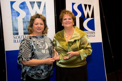 Dawn Mushill Recieves the Distinguished Alumnus Award from SWIC